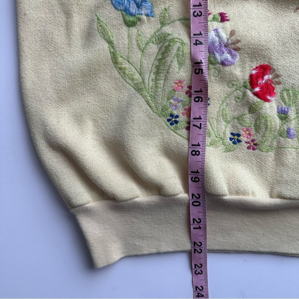 Vintage Sweatshirt with Butterfly Embroidery Women’s Size‎ Medium Yellow - Picture 9 of 11
